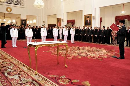 Arsyadjuliandi Rachman saat dilantik dan diambil sumpah jabatannya sebagai Gubernur Riau oleh Presiden Joko Widodo di Istana Negara, Jakarta.