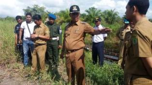 Bupati Suyatno bergialog bersama Lurah bagan Timur Robby K dalam membuka kawasan Parit Bepak. (roc)