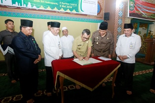Penandatanganan MoU dukungan Gerakan Wakaf Uang antara Badan Wakaf Indonesia Perwakilan Siak dengan Badan Pertanahan Nasional serta Bank Riau-Kepri Syariah.