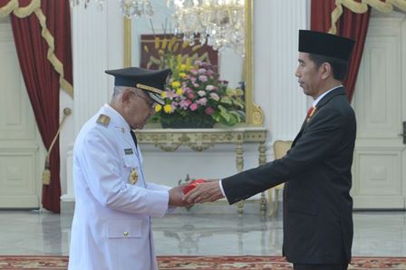 Menerima memori jabatan dari Presiden Joko Widodo.
