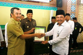 Penyerahan sertifikat Wakaf Uang kepada Bupati Siak Syamsuar oleh Badan Wakaf Indonesia Perwakilan Kabupaten Siak yang diketuai Wakil Bupati Siak Alfedri.