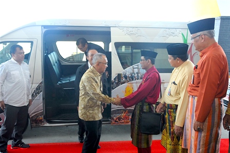 Arsyadjulandi Rachman mendapat ucapan selamat dari Kasiarudin.