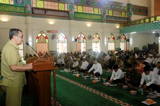 Bupati Siak Syamsuar memberikan sambutan pada acara Pencanangan Wakaf Uang dan peringatan Isra' Mi'raj bertempat di Islamic Center Madinatul Ulum Sultan Syarif Hasyim.