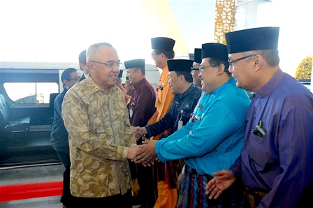 Disambut sejumlah pejabat Pemprov Riau di Bandara SSK II.