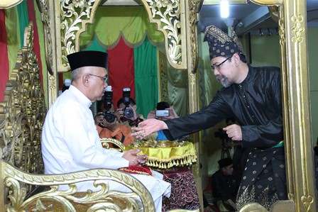 Mendapat tepung tawar dari Al Azhar.