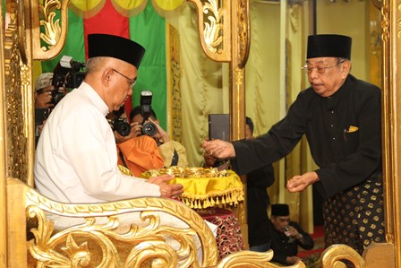 Mendapat tepung tawar dari OK Nizami Jamil.