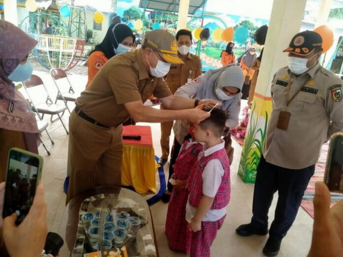 PTM Sudah Berjalan, Satgas Covid-19 Pekanbaru Pantau dan Berikan Masker