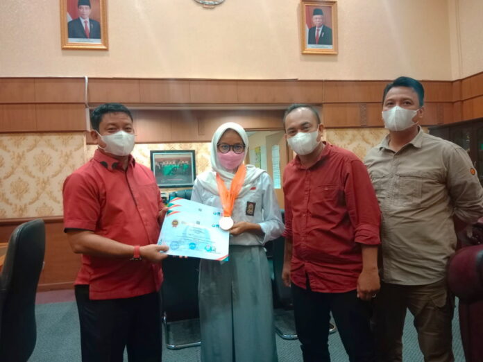 Berhasil Jadi Juara Nasional Renang se Indonesia, Diva Anggraini diganjar Penghargaan Dari Wakil Ketua DPRD Riau