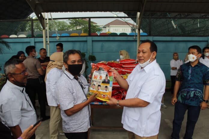 Mantap! Momen Ultah ke 14 Tahun Partai Gerindra Riau Berbagi Beras