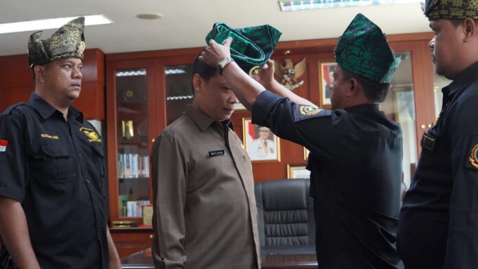 Milad ke-44 Tahun, Sekwan DPRD Riau Muflihun Diberi Kado Tanjak Dari Gagak Hitam