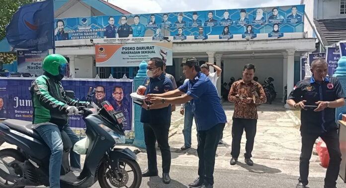 Milenial dan DPD Nasdem Kota Pekanbaru Berbagi Berkah di Hari Jumat