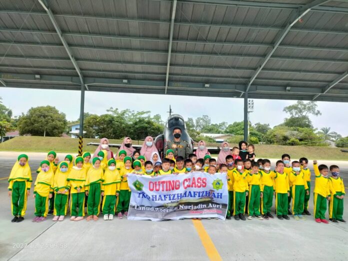 TK Qur'an Hafizh Hafizhah Kunjungan Outing Class ke Lanud Roesmin Nurjadin