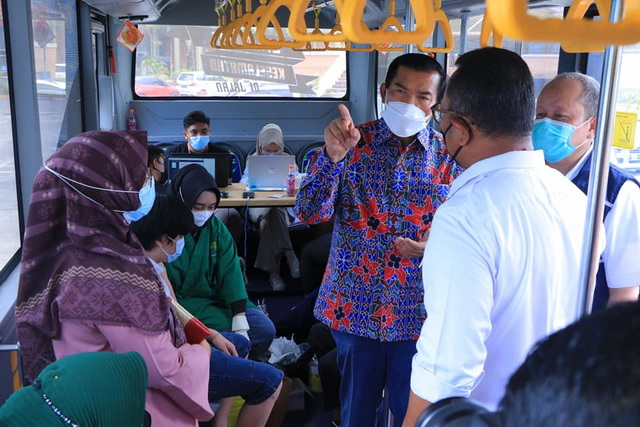 Walikota Pekanbaru saat meninjau vaksinasi di bus vaksin
