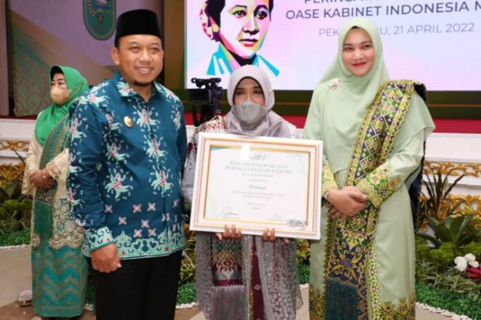 Chairani Warga Tualang Gapai Penghargaan Dari Iriana Jokowi di Hari Kartini