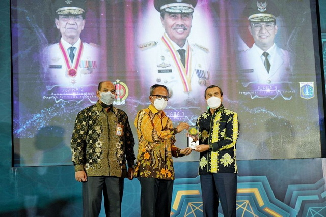Luar Biasa! Gubernur Riau Syamsuar Sapu Bersih Anugerah Adinata Syari'ah 2022
