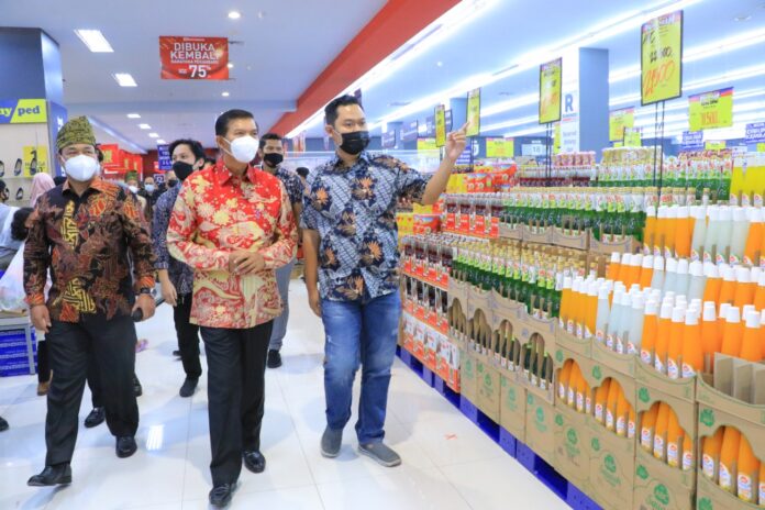 PERESMIAN STC - Walikota Pekanbaru Dr Firdaus MT meresmikan Sukaramai Trade Center (STC) Jalan Sudirman sebagai satu sentra grosir terbesar di Sumatera.
