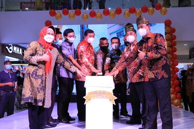 PUSAT PERBELANJAAN - Walikota Pekanbaru Dr Firdaus MT meninjau satu pusat perbelanjaan di Kota Pekanbaru yang terus berkembang tanda menggeliatnya investasi dan perekonomian.