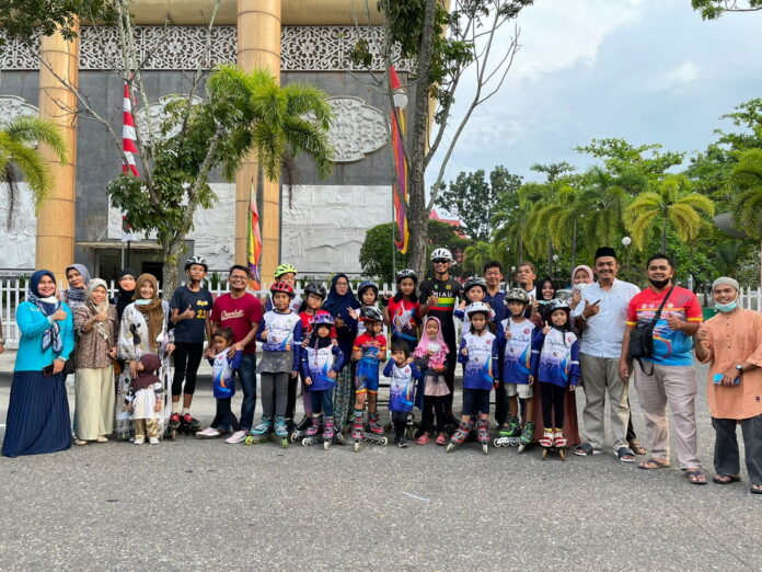 Peduli Antar Sesama, Klub Sepatu Roda Sky Inline Skate Berbagi Takjil Gratis
