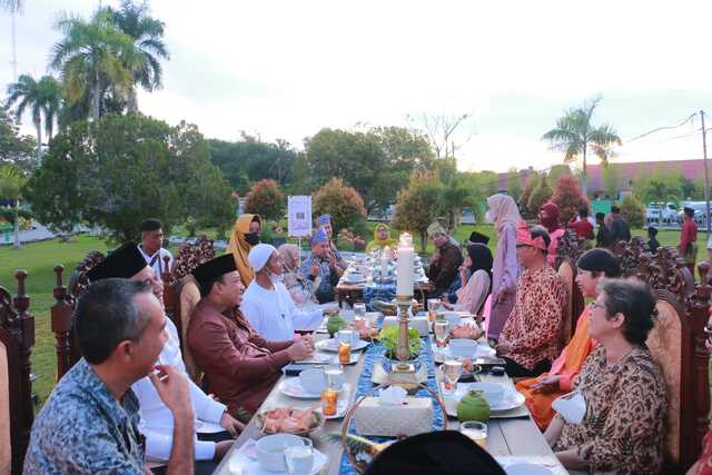 Tarik Minat Wisatawan, Wabup Husni Gelar Jamuan Makan Tamu Ala Sultan do Istana Peraduan