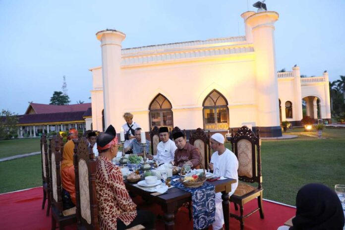 Tarik Minat Wisatawan, Wabup Husni Gelar Jamuan Makan Tamu Ala Sultan do Istana Peraduan