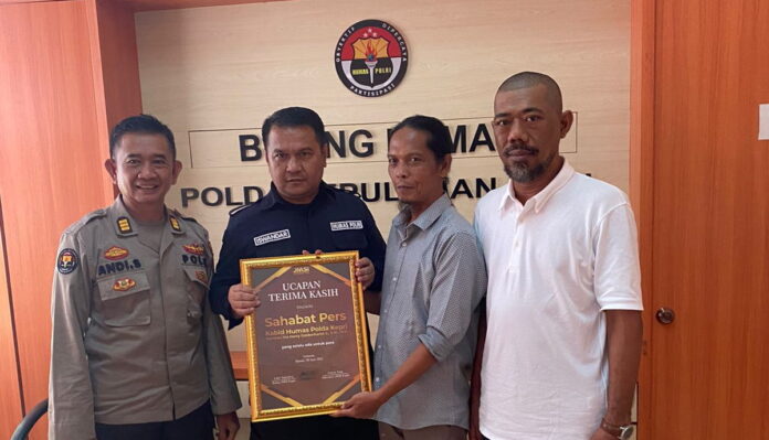 JMSI Serahkan Pelakat Penghargaan Untuk Polda Kepri