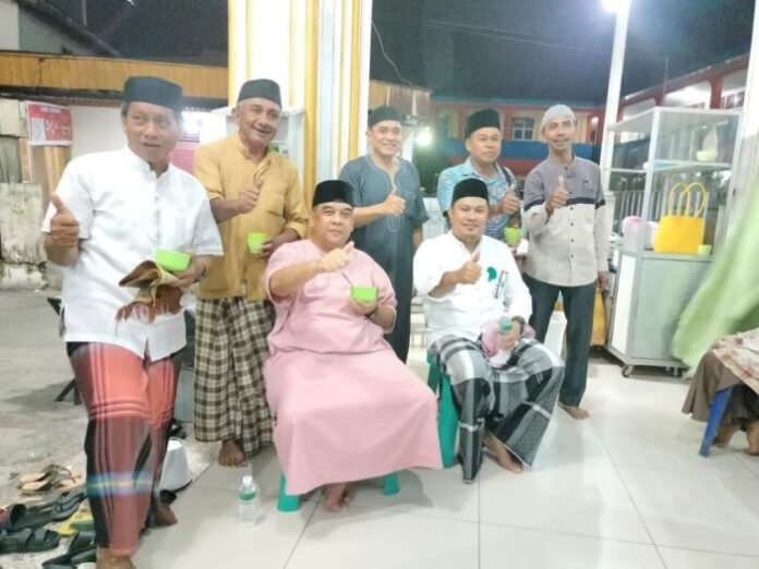 Suasana keakraban antara Wagubri dengan jemaah masjid. (f: ist)