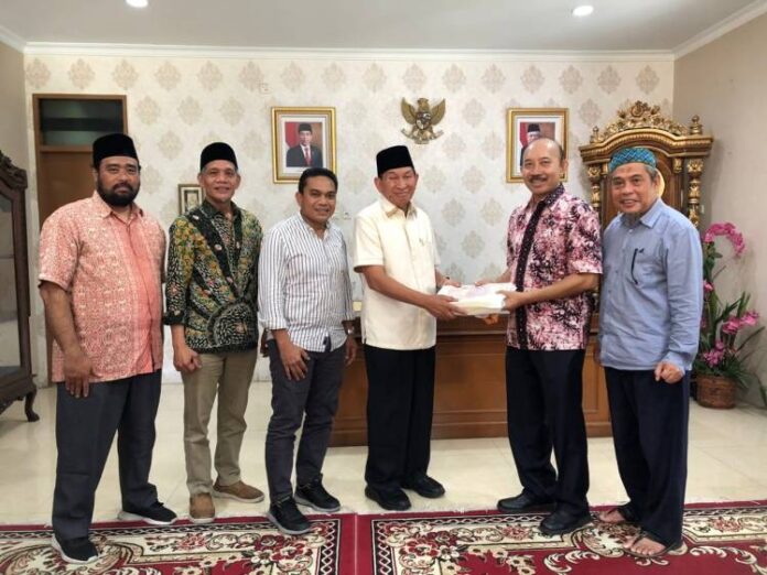 Ketum MKA H. R Marjohan Yusuf, Ketum DPH H. Taufik Ikram Jamil beserta pengurus dan Rektor UPER, Prof. IGN Wiratmaja Puja, beserta rombongan foto bersama.