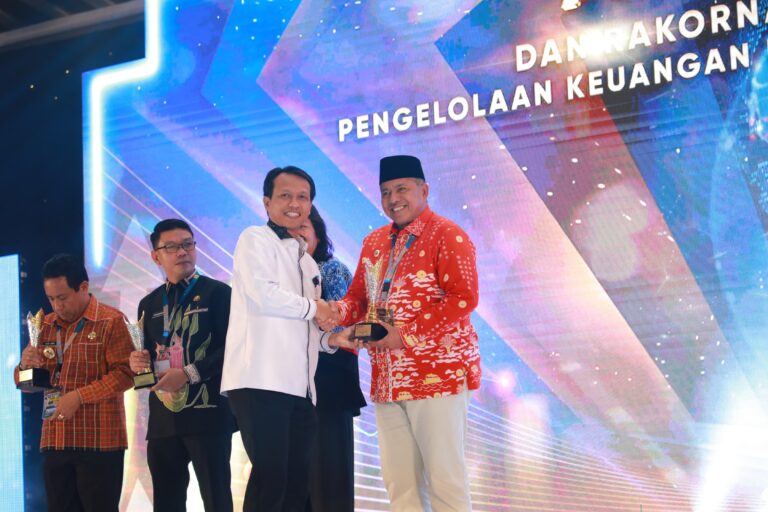 Hadir di Rakornas Keuangan Daerah, Bupati Siak Terima Anugerah Realisasi Peningkatan PAD Tertinggi dari Mendagri