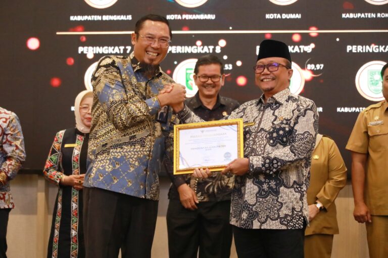 Pemkab Siak Kembali Raih Penghargaan Predikat Kepatuhan Penyelenggara Layanan Publik Dari Ombudsman RI
